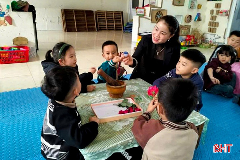 Niềm vui của trẻ trong mỗi ngày đến trường là hạnh phúc của cô giáo vùng biên. bqbht_br_22.jpg