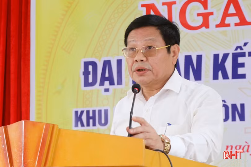 Phó Trưởng ban Tuyên giáo Tỉnh ủy Nguyễn Trí Lạc phát biểu tại ngày hội đại đoàn kết.