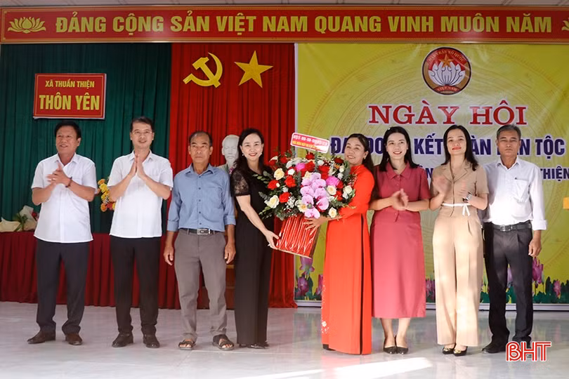 ...lãnh đạo huyện Can Lộc tặng hoa chúc mừng cán bộ, Nhân dân thôn Yên.