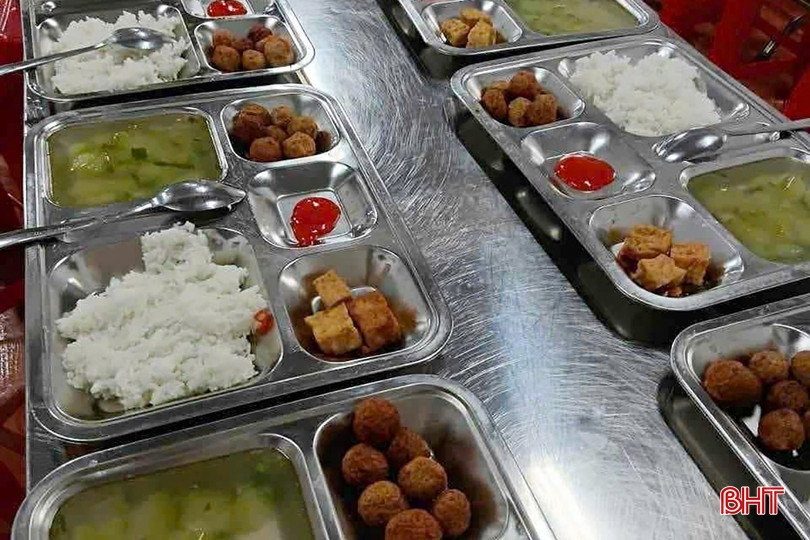 Suất cơm với giá 25.000 của Trường Tiểu học Thạch Hà được phụ huynh chụp vào ngày 19/9. bqbht_br_2.jpg