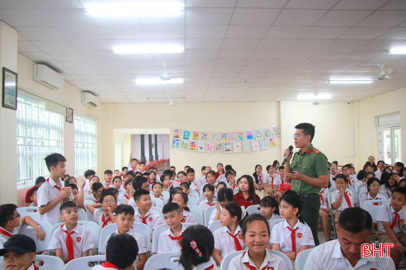 Các em đã được cán bộ Phòng An ninh mạng và phòng, chống tội phạm sử dụng công nghệ cao (Công an tỉnh) cung cấp các kiến thức về an toàn mạng. bqbht_br_1760425902455.jpg