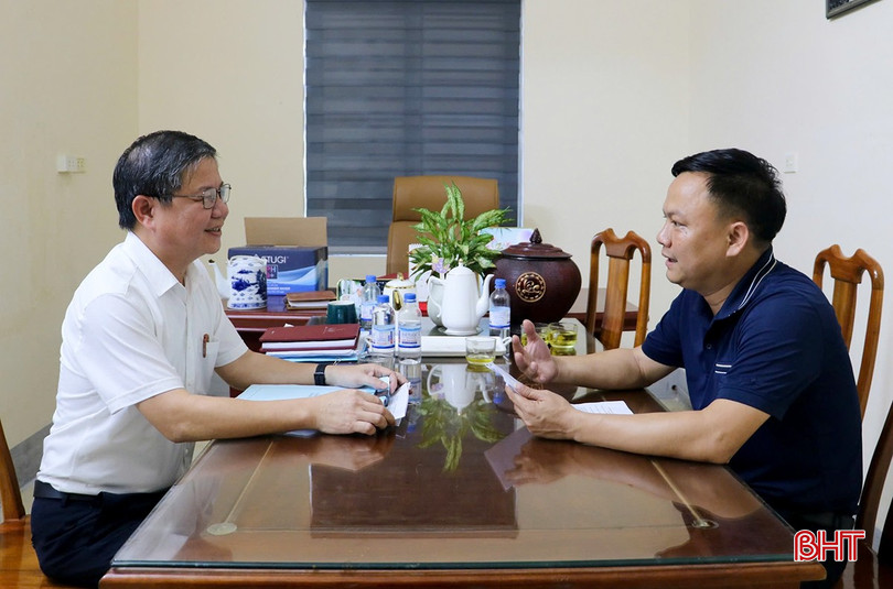 Thầy Nguyễn Hồng Hải – Hiệu trưởng Trường THPT Hồng Lĩnh trao đổi với phóng viên Báo Hà Tĩnh về vấn đề phụ huynh phản ánh. bqbht_br_16.jpg