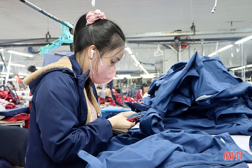 A ruhagyárakban dolgozó női munkavállalók gyakran folyamatosan ülnek és dolgoznak a szerelőszalagokon, ami jelentős nyomás alá helyezi őket. bqbht_br_13-1024.jpg