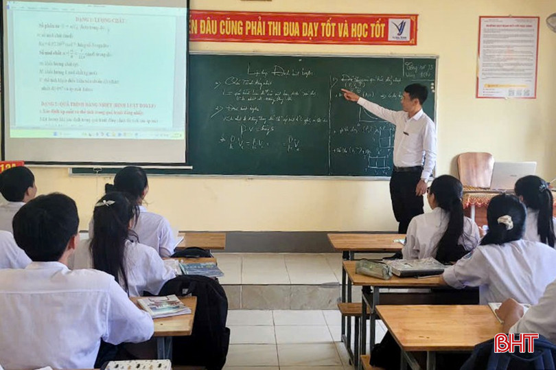 Giáo viên, học sinh Trường THPT Nguyễn Trung Thiên định hướng, giúp học sinh lớp 12 làm quen với đề tham khảo. 13-7752-5023.jpg