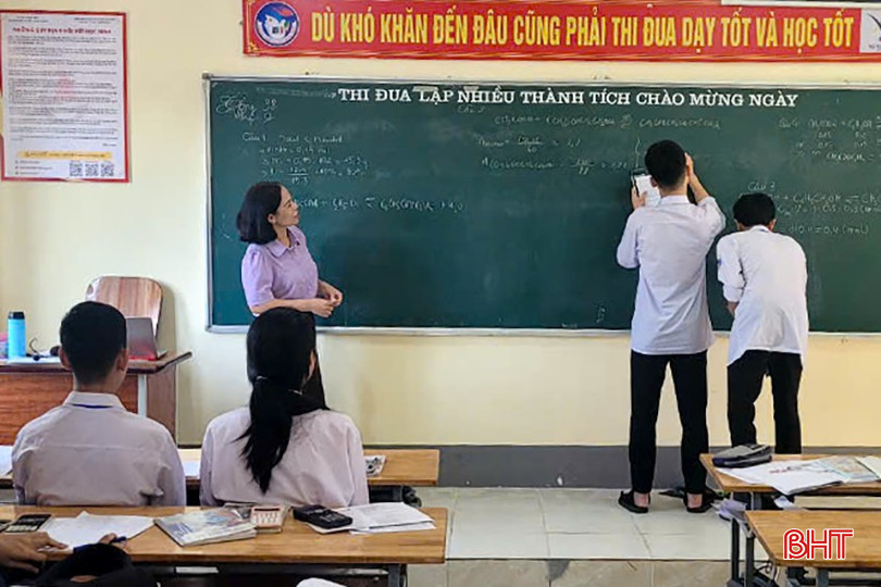 Giáo viên Trường THPT Nguyễn Trung Thiên (Thạch Hà) tổ chức cho học sinh chữa đề. 14-9881-5654.jpg