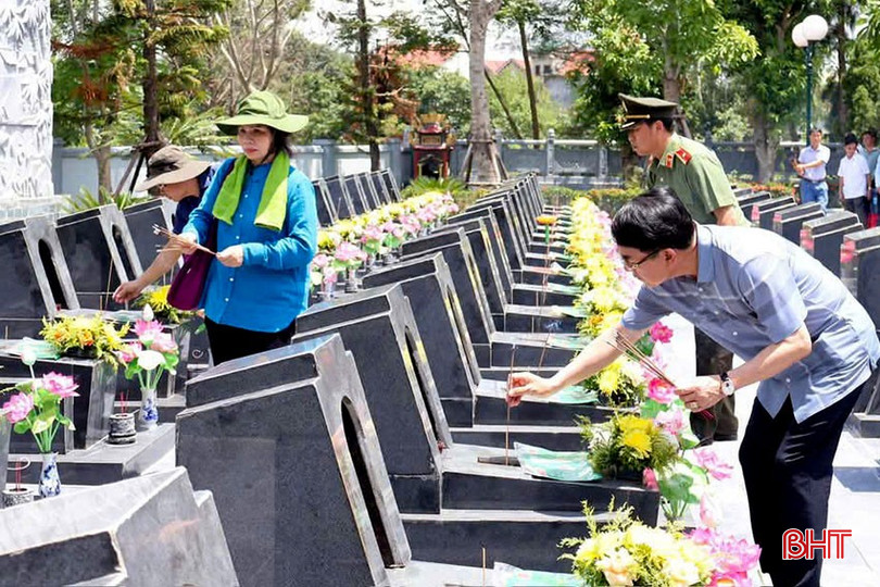 Những ngày tháng lịch sử này, đã có nhiều người đến viếng và dâng hương cho các liệt sỹ đã hy sinh ở Cầu Nhe. bqbht_br_13.jpg