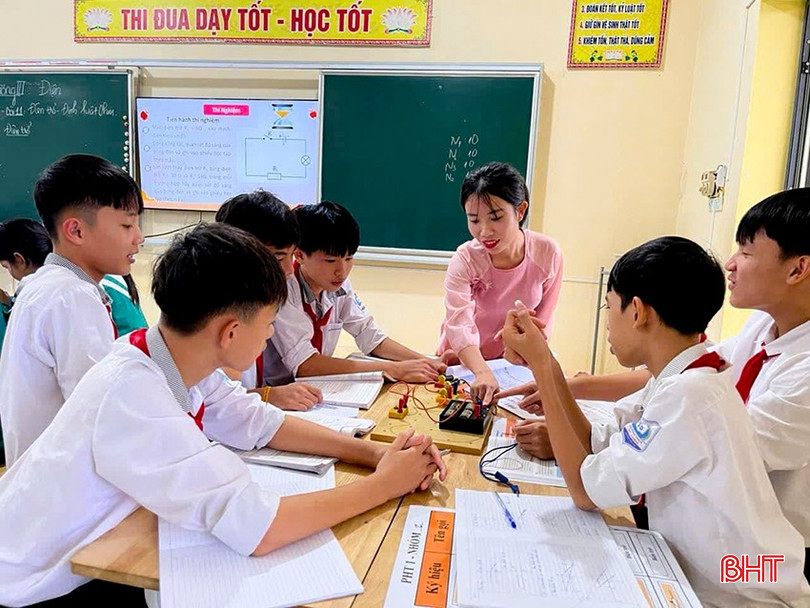 Giáo viên Trường THCS Mỹ Châu (Lộc Hà) đổi mới phương pháp trong mỗi giờ lên lớp. bqbht_br_12.jpg