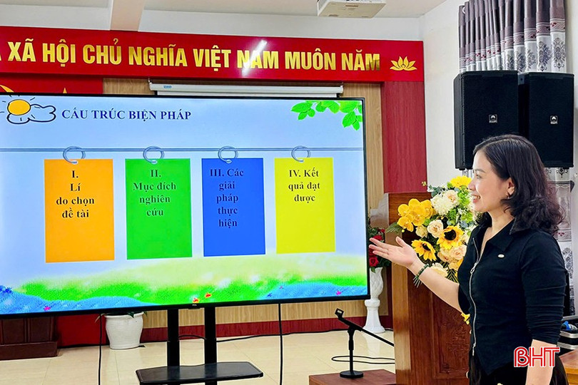Giáo viên Trường Tiểu học Thạch Long trong phần trình bày biện pháp nâng cao chất lượng giáo dục. bqbht_br_14.jpg