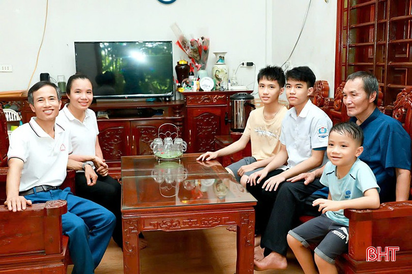 Niềm vui của gia đình Dương sau khi kết quả kỳ thi vào lớp 10 được công bố. bqbht_br_10.jpg