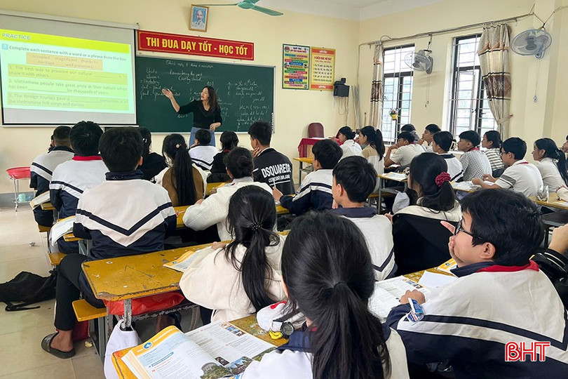 Giáo viên Trường THCS Nguyễn Tất Thành (Can Lộc) chủ động đổi mới phương pháp, giúp học sinh tiếp cận chương trình mới. bqbht_br_12.jpg