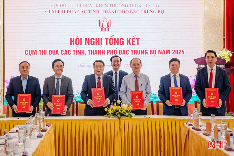 Đại diện các tỉnh, thành phố trong cụm ký giao ước thi đua năm 2025. bqbht_br_12-764.jpg