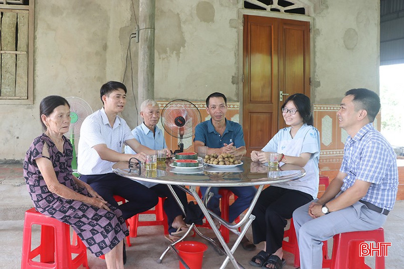 Lãnh đạo ngành giáo dục và thầy giáo chia vui cùng Trần Thị Thanh Nga. 1.7.jpg