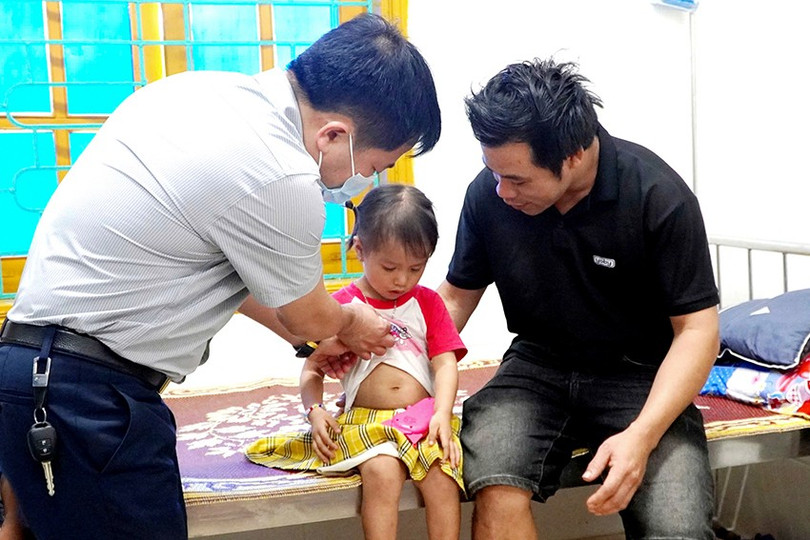 Đoàn công tác kiểm tra sức khỏe bệnh nhân điều trị tại Trạm Y tế xã Hương Trạch. 13-4525.jpg