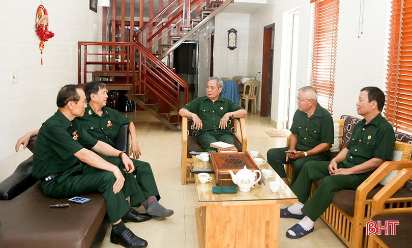Trung tá Nguyễn Văn Thắng (ở giữa) - Trưởng ban liên lạc Sư đoàn 341 ở Hà Tĩnh cùng các cựu chiến binh trao đổi, tìm cách huy động nguồn lực hỗ trợ đồng đội có hoàn cảnh khó khăn. bqbht_br_14.jpg