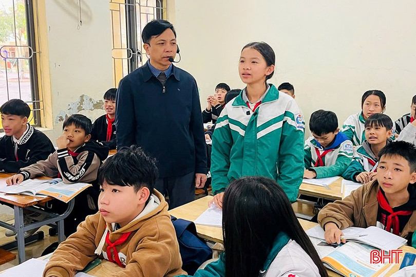 Việc "mừng tuổi" bằng những điểm số tạo không khí phấn khởi cho học sinh Trường THCS Mỹ Châu. bqbht_br_18.jpg