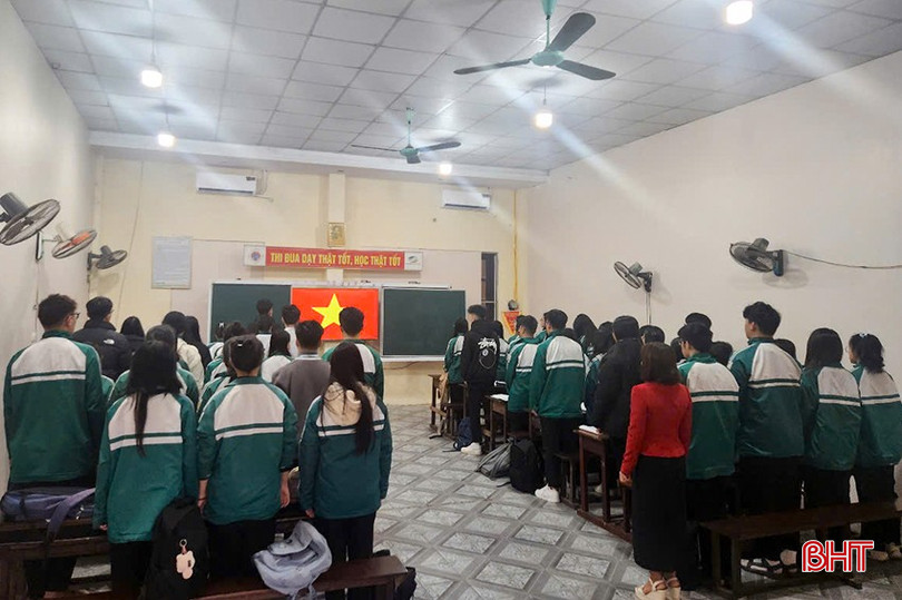 Học sinh Trường THPT Phan Đình Phùng nghiêm túc trong giờ chào cờ đầu năm tại lớp học. bqbht_br_15.jpg
