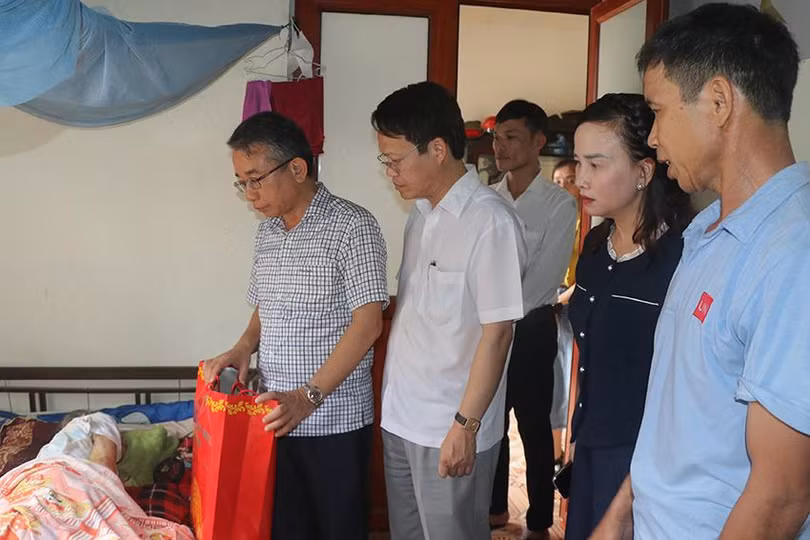 Đoàn cũng đến thăm hỏi và tặng quà gia đình ông Phan Duy Thực (SN 1935, ở thôn Trà Liên, xã Thường Nga) là gia đình thân nhân liệt sĩ, đau ốm nằm một chỗ, hoàn cảnh khó khăn.