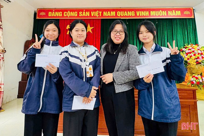 ทีมภูมิศาสตร์ชั้นมัธยมศึกษาปีที่ 6 จากโรงเรียนไมทึกโลน ได้รับรางวัลทั้งหมด 3 รางวัล ได้แก่ รางวัลที่ 1 (ผู้ทำคะแนนสูงสุด) รางวัลที่ 3 และรางวัลชมเชย (ภาพ: ทีมภูมิศาสตร์และครูผู้สอน) bqbht_br_12.jpg