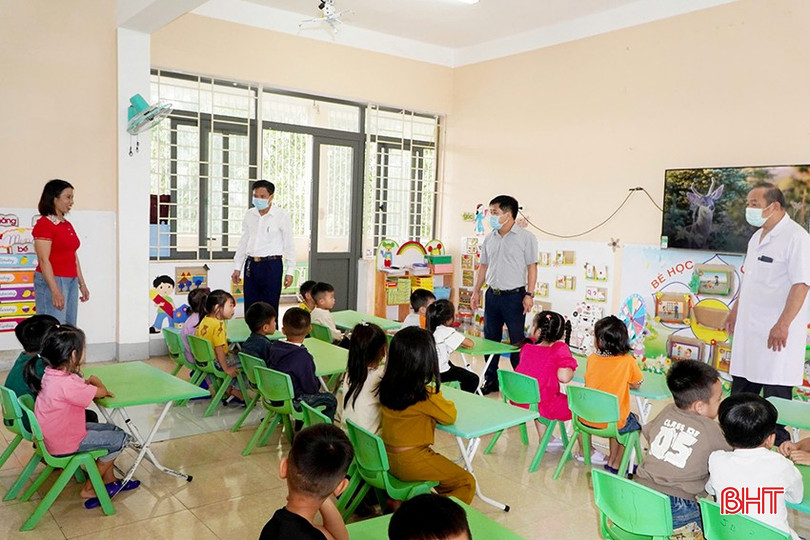 Đoàn thực hiện giám sát công tác phòng chống dịch sởi tại Trường Mầm non xã Hương Trạch. 15-7099.jpg