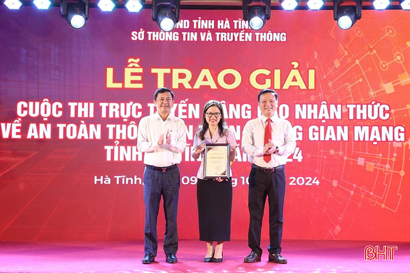 Lãnh đạo tỉnh và Sở TT&TT trao giải nhất tập thể cho huyện Kỳ Anh. 14-3.jpg