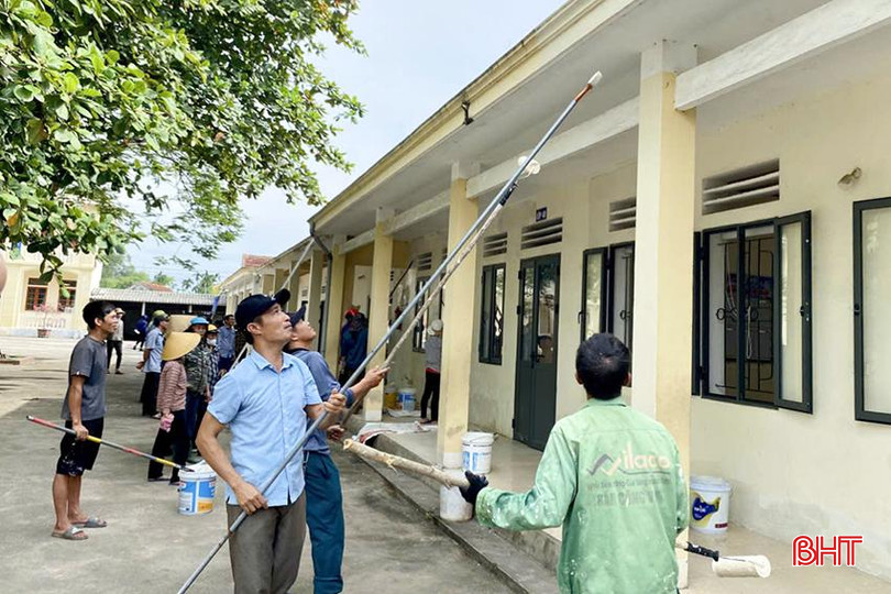 Phụ huynh xã Mỹ Lộc tham gia sơn sửa lại phòng học. 1.9.jpg