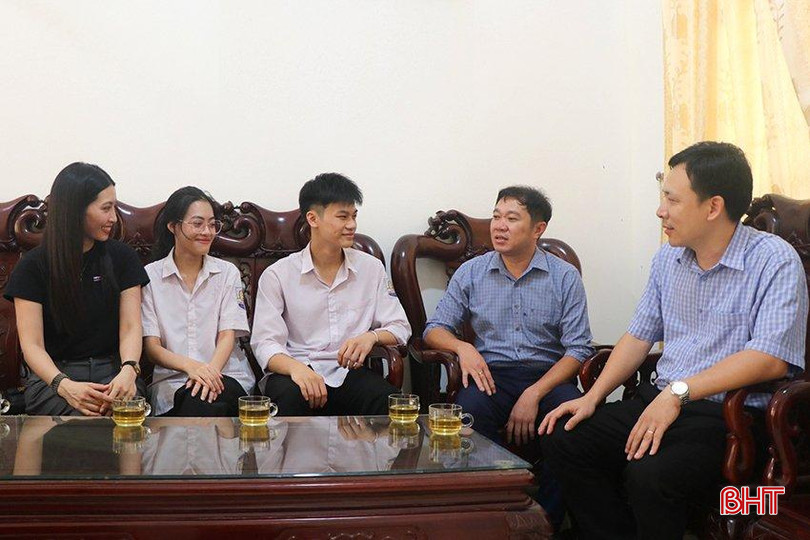 Ban Giám hiệu nhà trường và các giáo viên chia vui với 2 thủ khoa. 1.5.jpg