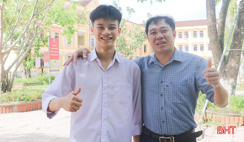 Niềm vui của thủ khoa toàn tỉnh khối A01 Đào Xuân Danh và thầy chủ nhiệm. 1.3.jpg