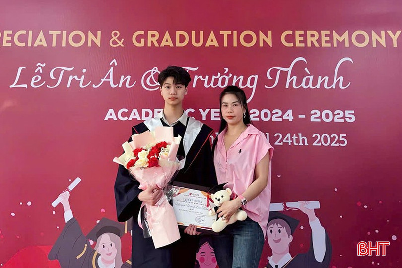 Mẹ luôn là điểm tựa và là động lực cho Đức Tuấn trong quá trình học tập và rèn luyện. bqbht_br_1.jpg