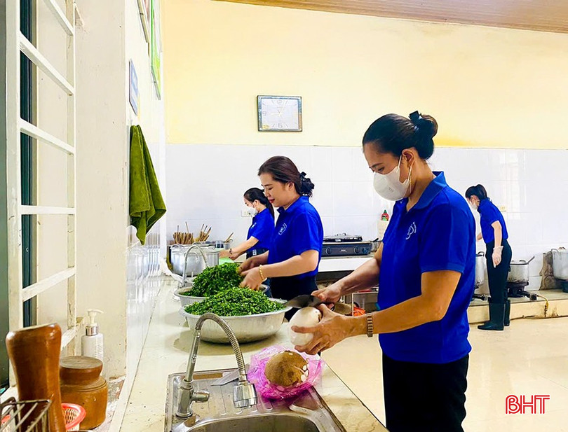 Các cô nuôi Trường Mầm Non thị trấn Phố Châu (Hương Sơn) chuẩn bị bữa ăn cho trẻ. 1.1.jpg