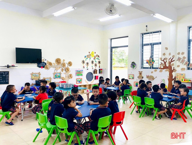 Từ việc lấy kiến kiến, tạo sự đồng thuận của phụ huynh, hoạt động bán trú đã được Trường Mầm non thị trấn Phố Châu triển khai ngay sau khai giảng. 1.2.jpg