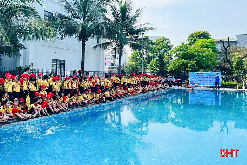 Trường Tiểu học Xuân Giang (Nghi Xuân) trang bị kỹ năng phòng, chống đuối nước cho học sinh. bqbht_br_21.jpg