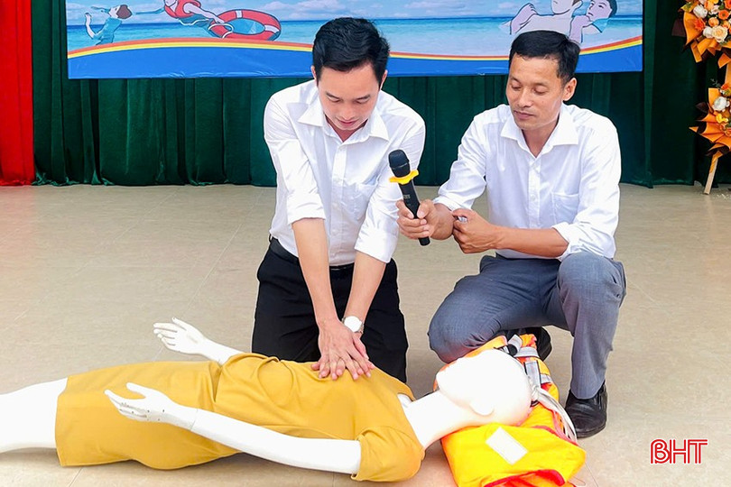 Giáo viên hướng dẫn kỹ năng cấp cứu người bị đuối nước cho học sinh Trường THPT Lý Tự Trọng. bqbht_br_26.jpg