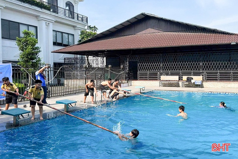 Học sinh Trường Tiểu học Xuân Giang được trang bị kỹ năng cứu đuối nước. bqbht_br_23.jpg