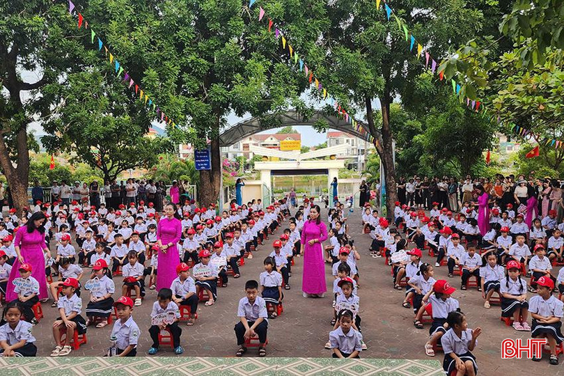 Năm nay, bậc tiểu học ở thị xã Kỳ Anh tăng 200 học sinh. (Học sinh, giáo viên Trường Tiểu học Hưng Trí, thị xã Kỳ Anh trong ngày tựu trường) 1.3.jpg