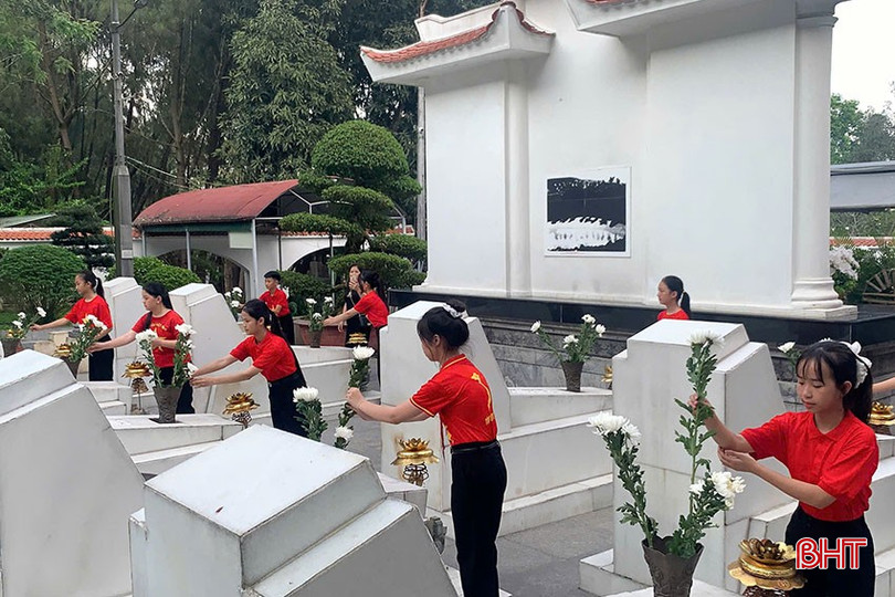 Các em HS dâng hoa tại khu mộ 10 nữ anh hùng liệt sỹ TNXP Ngã ba Đồng Lộc. bqbht_br_17.jpg