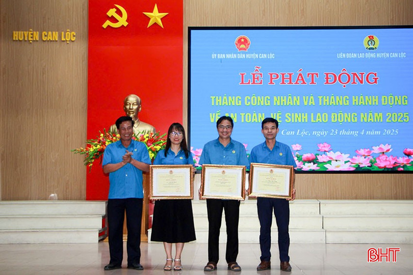 Đại biểu trao bằng khen của Tổng Liên đoàn Lao động Việt Nam cho 1 tập thể, 2 cá nhân tiêu biểu có thành tích xuất sắc trong các phong trào thi đua yêu nước. bqbht_br_13.jpg