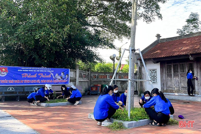 Học sinh lao động vệ sinh môi trường tại các địa chỉ đỏ. bqbht_br_14-339.jpg