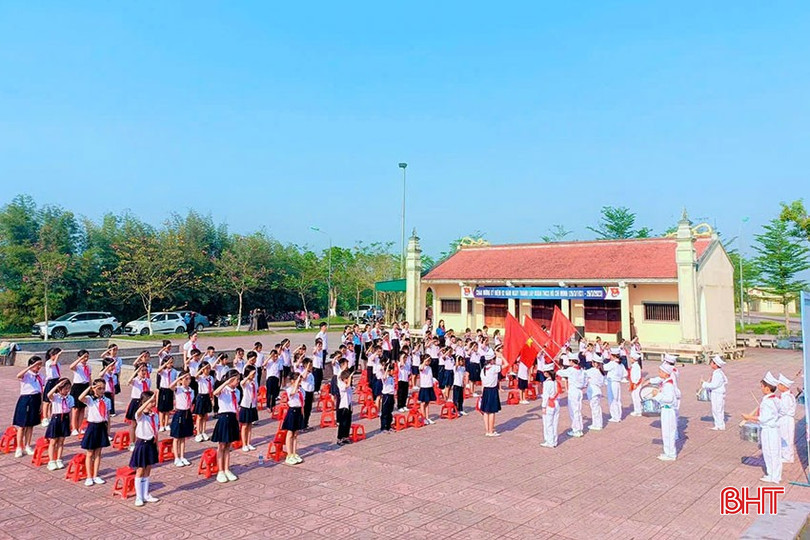 Lễ kết nạp đội cho HS Trường Tiểu học Lý Tự Trọng được tổ chức tại Khu lưu niệm Anh hùng Lý Tự Trọng. bqbht_br_15.jpg