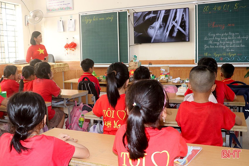 Trường Tiểu học Lý Tự Trọng (Thạch Hà) giáo dục truyền thống lịch sử cho học sinh bằng những thước phim tài liệu. bqbht_br_11-9508.jpg