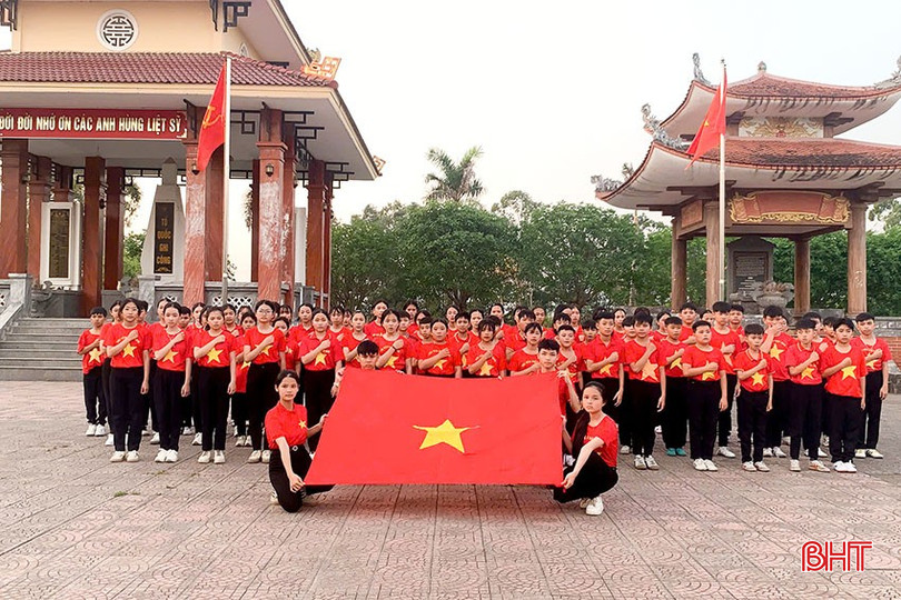Học sinh Trường THCS Đồng Lộc hát quốc ca tại Đài tưởng niệm các anh hùng liệt sỹ thị trấn Đồng Lộc. bqbht_br_16.jpg