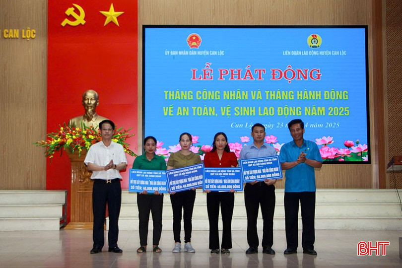 Dịp này, Công đoàn huyện đã trao biểu trưng hỗ trợ “Mái ấm công đoàn” cho các đoàn viên. bqbht_br_14.jpg