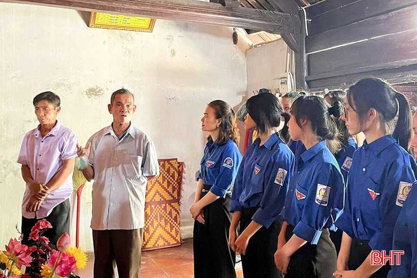 Học sinh Trường THPT Mai Thúc Loan nghe nói chuyện truyền thống tại di tích lịch sử trên địa bàn bqbht_br_13-2103.jpg