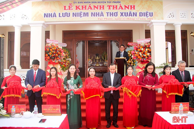 Các đại biểu cắt băng khánh thành Nhà lưu niệm Xuân Diệu tại huyện Tuy Phước - Bình Định bqbht_br_21.jpg