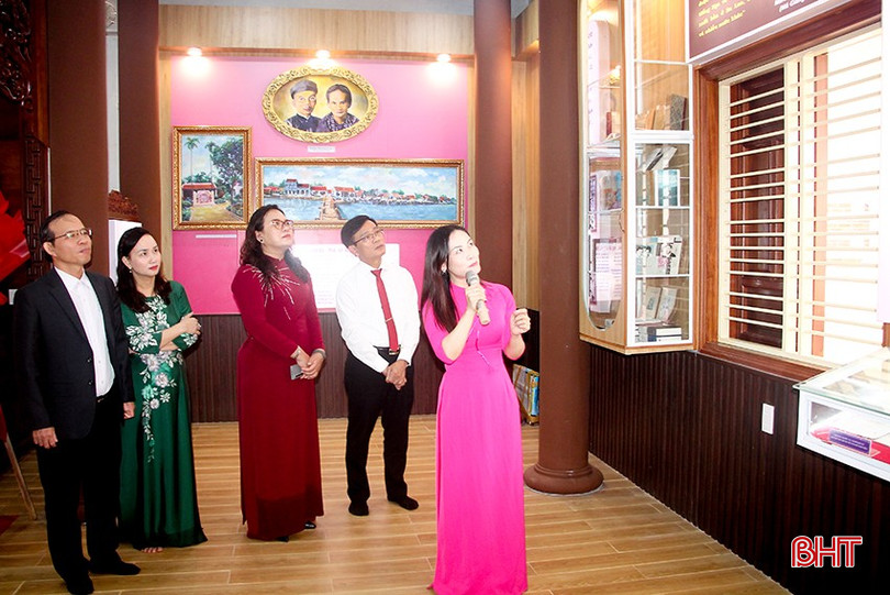 Các đại biểu tham quan Nhà lưu niệm Xuân Diệu. bqbht_br_22.jpg
