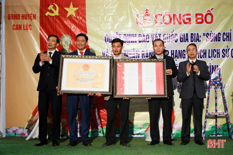 Chủ nhiệm UBKT Tỉnh ủy Hà Văn Trọng, lãnh đạo Sở VHTT&DL trao công bố bảo vật quốc gia bia "Sùng chỉ bi ký" và bằng xếp hạng di tích lịch sử quốc gia lăng mộ Hà Công Trình cho đại diện chính quyền địa phương, dòng họ. bqbht_br_c1.jpg