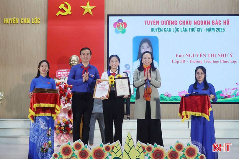 Đại diện lãnh đạo Tỉnh đoàn, huyện Can Lộc trao biểu trưng, giấy chứng nhận Cháu ngoan Bác Hồ cho đội viên có thành tích xuất sắc. bqbht_br_18.jpg