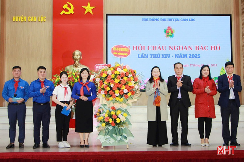 Lãnh đạo huyện Can Lộc tặng hoa chúc mừng đại hội. bqbht_br_12.jpg