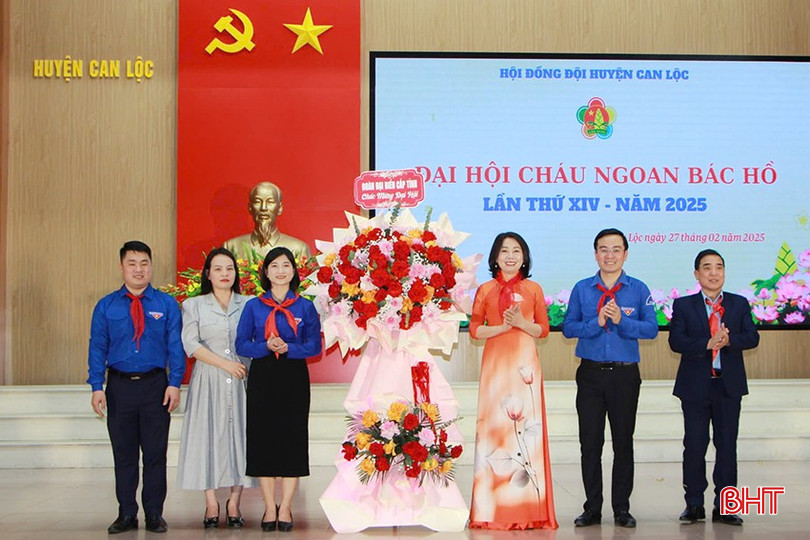 Đại diện Tỉnh đoàn, Sở GD&ĐT tặng hoa chúc mừng đại hội. bqbht_br_19.jpg