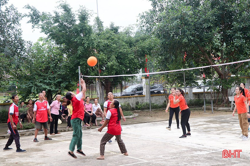 Việc khơi dậy phong trào văn hoá văn nghệ, thể dục thể thao đã góp phần nâng cao đời sống tinh thần cho bà con trong thôn. bqbht_br_13.jpg