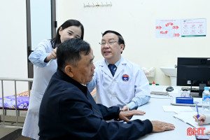 CLB Thầy thuốc Hà Tĩnh tại Hà Nội khám, cấp phát thuốc cho thương bệnh binh